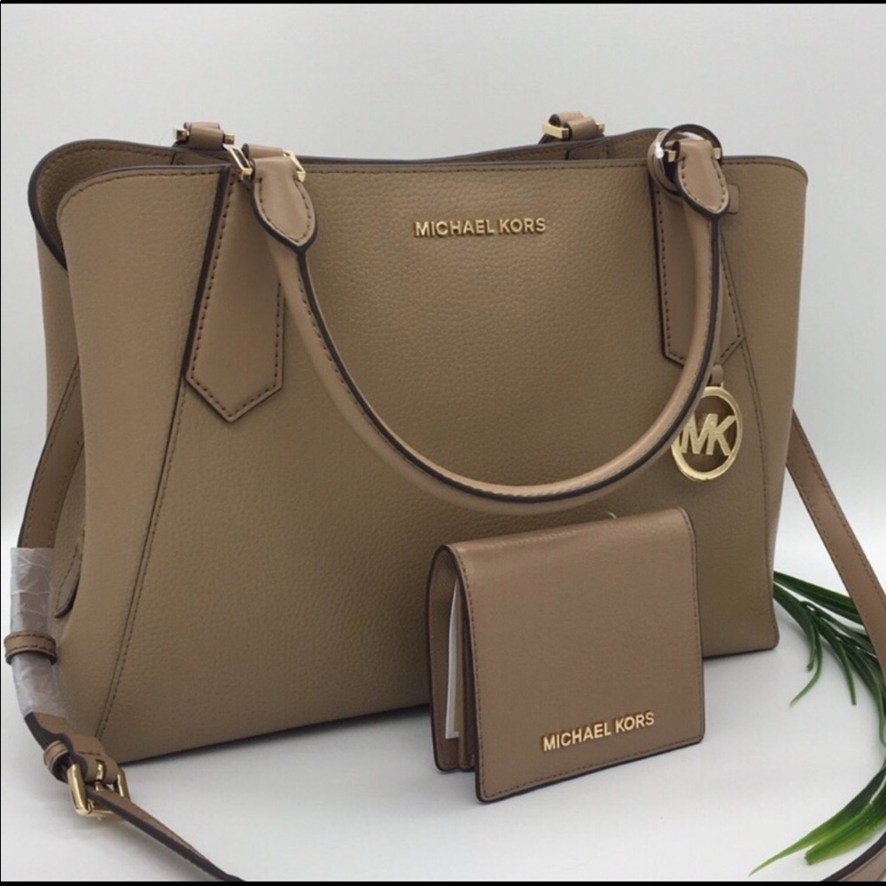 Micheal Kors Purse handbag or shoulder bag!